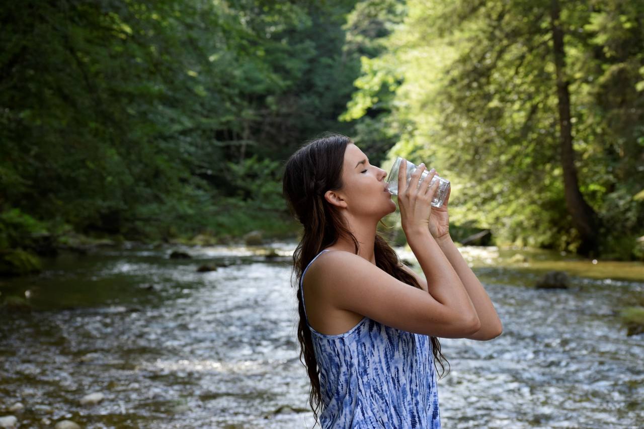 ¿Es realmente recomendable tomar 8 vasos de agua al día?