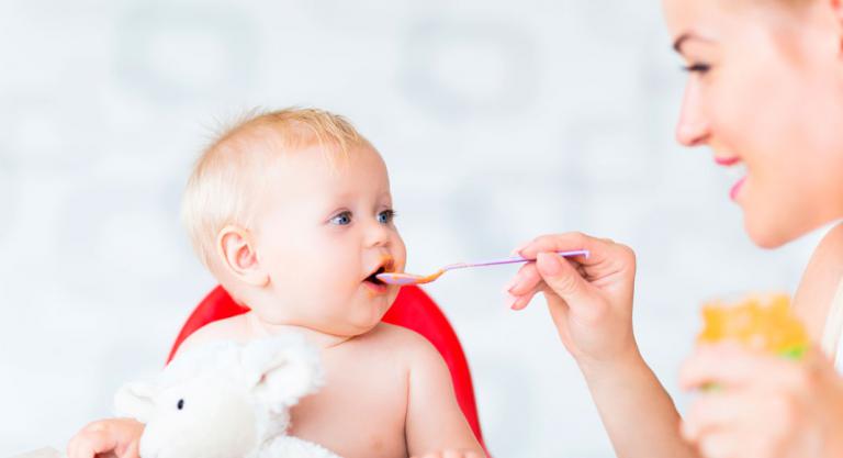 Alimentos a evitar durante el primer año del bebé