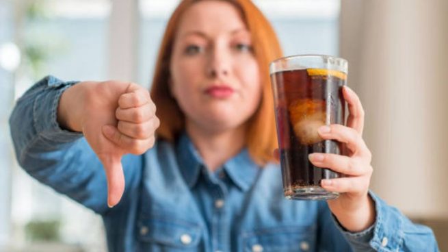 Bebidas azucaradas elevan el riesgo de cáncer colorrectal en mujeres