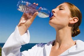 5 beneficios de beber agua por la mañana