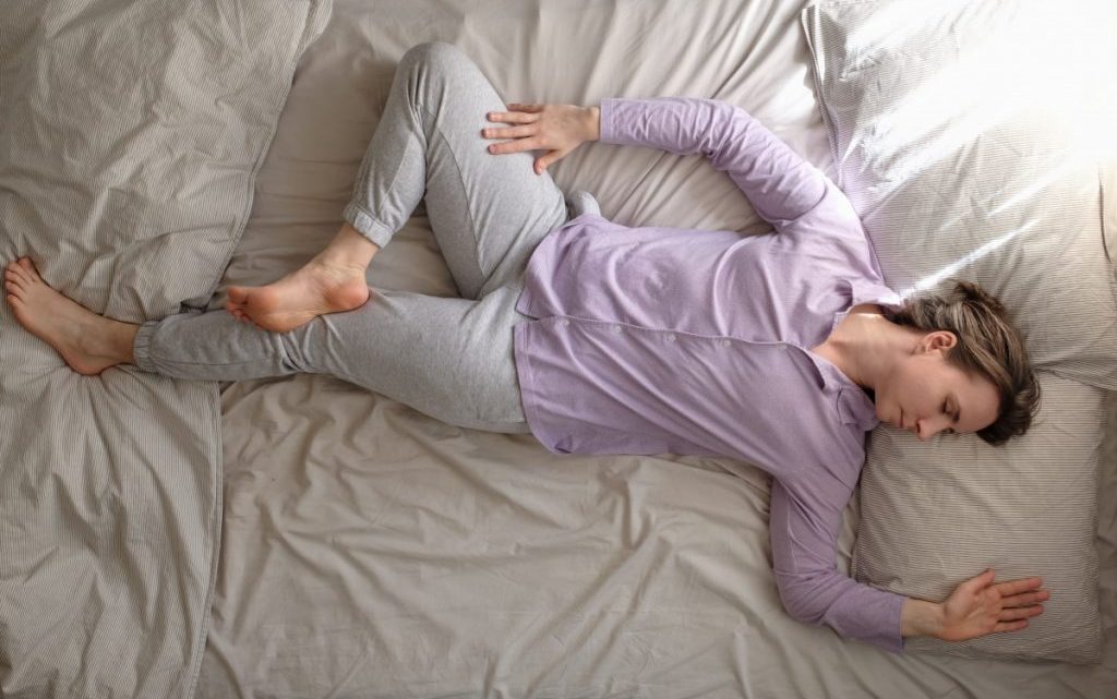6 posturas relajantes de yoga que te ayudarán a conciliar el sueño