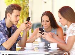 Abusar de redes sociales aumenta las conductas de riesgo en adolescentes