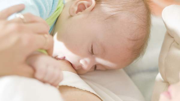 La leche materna contiene hongos beneficiosos para el bebé que varían por regiones