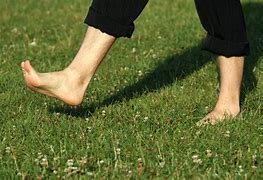 Earthing o grounding, caminar descalzo para reconectar